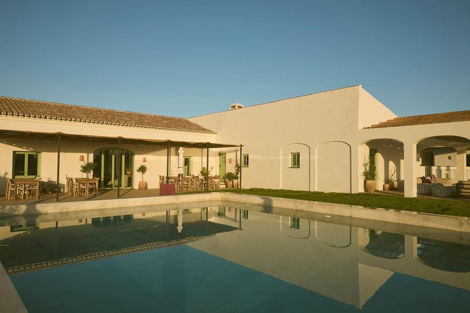 Property building, Day, Pool view, Swimming pool, sunbed