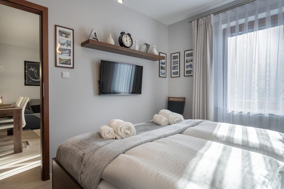 Bed, TV and multimedia, Photo of the whole room, Bedroom