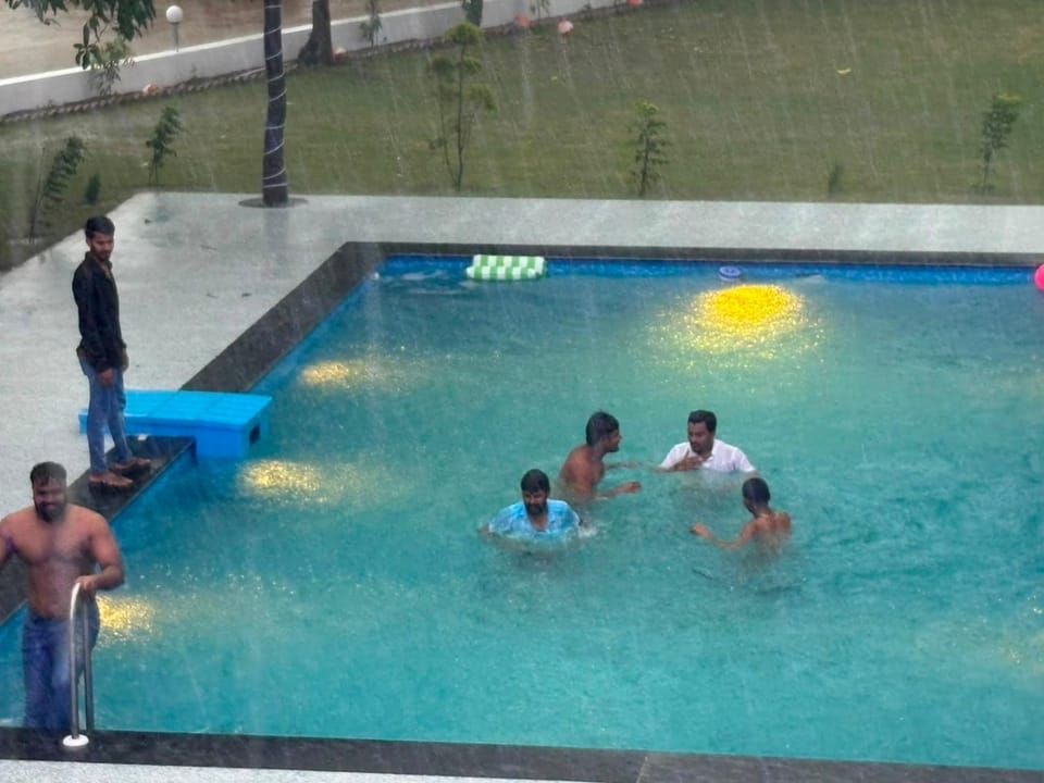 Day, Swimming pool, group of guests