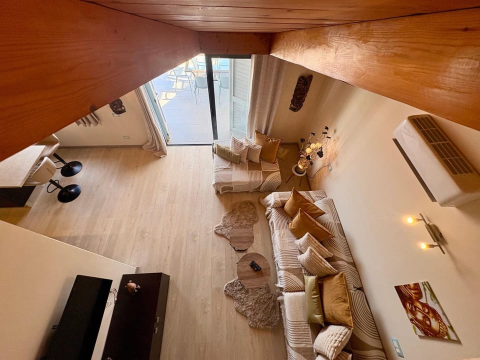 Sea-Breeze Beachside Penthouse Retreat Apartment in Santa Maria