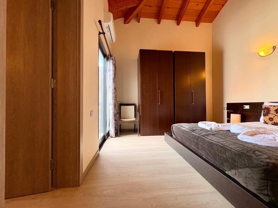 Sea-Breeze Beachside Penthouse Retreat Apartment in Santa Maria