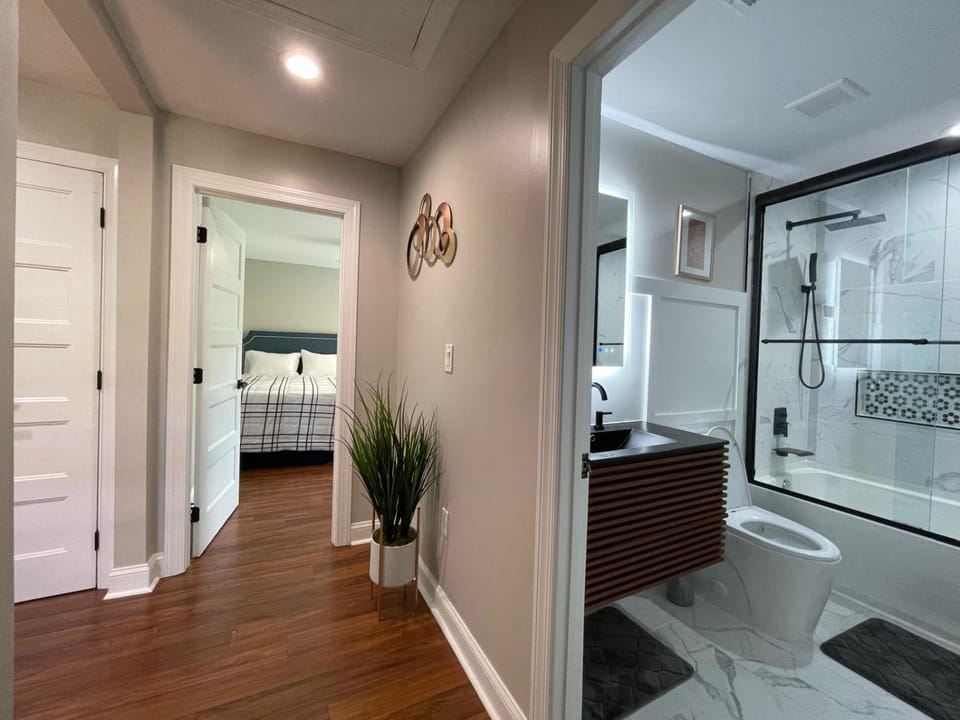 Spacious home for Large Group in Gainesviile Apartment in Gainesville