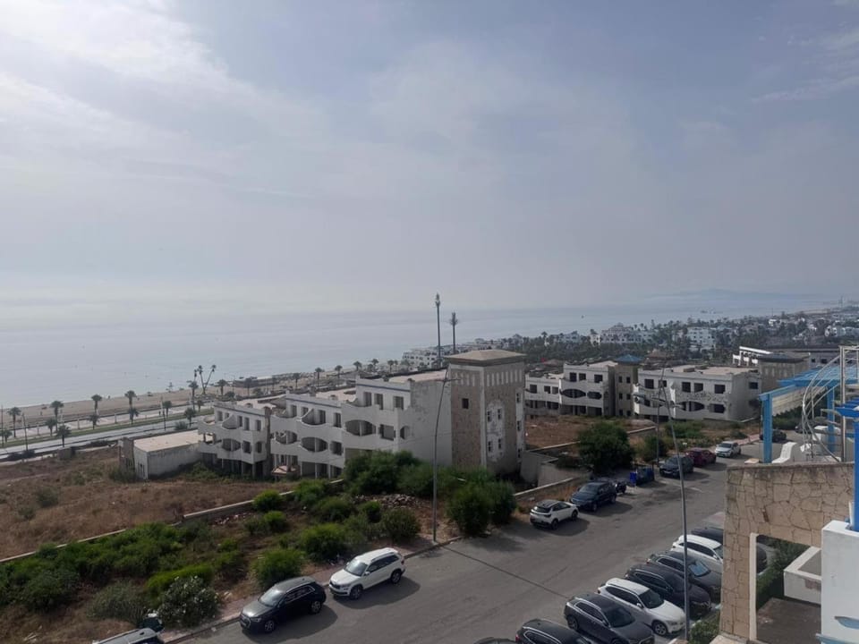 Property building, Day, Neighbourhood, Natural landscape, City view, Sea view, Street view, Location, Parking