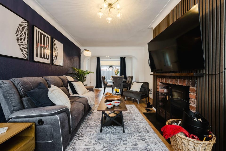 Etihad & Co-op Live 3-Bed Free Parking House in Manchester