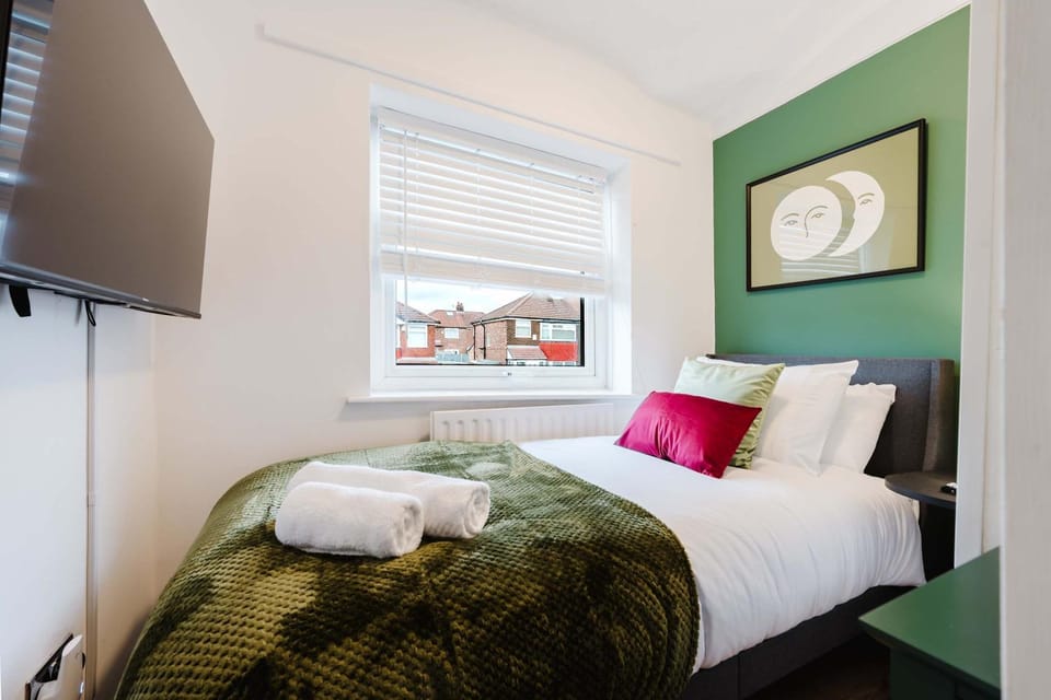 Etihad & Co-op Live 3-Bed Free Parking House in Manchester