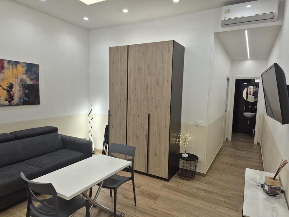 Bed, TV and multimedia, Seating area
