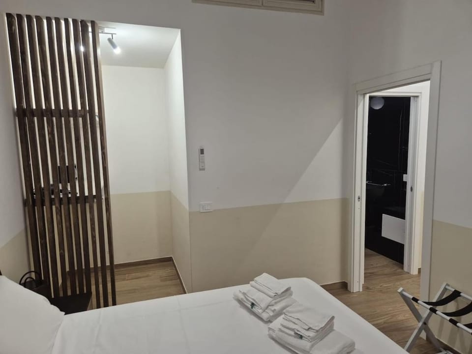 Bedroom, towels