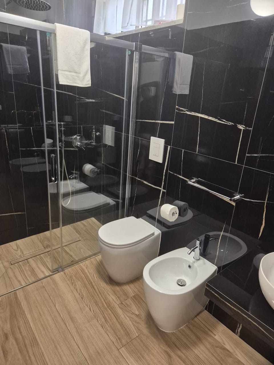 Shower, Toilet, Bathroom, bidet, towels