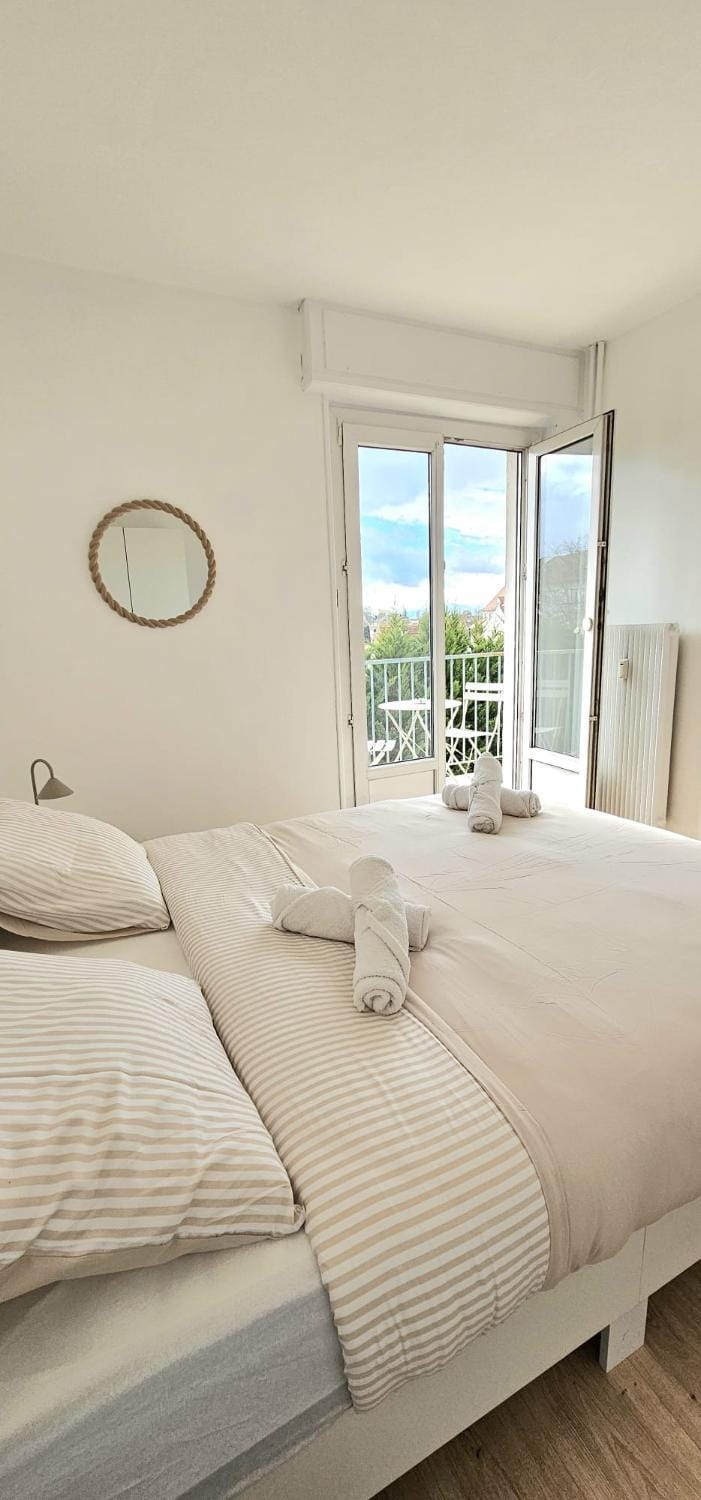 Bed, Balcony/Terrace, Bedroom, towels