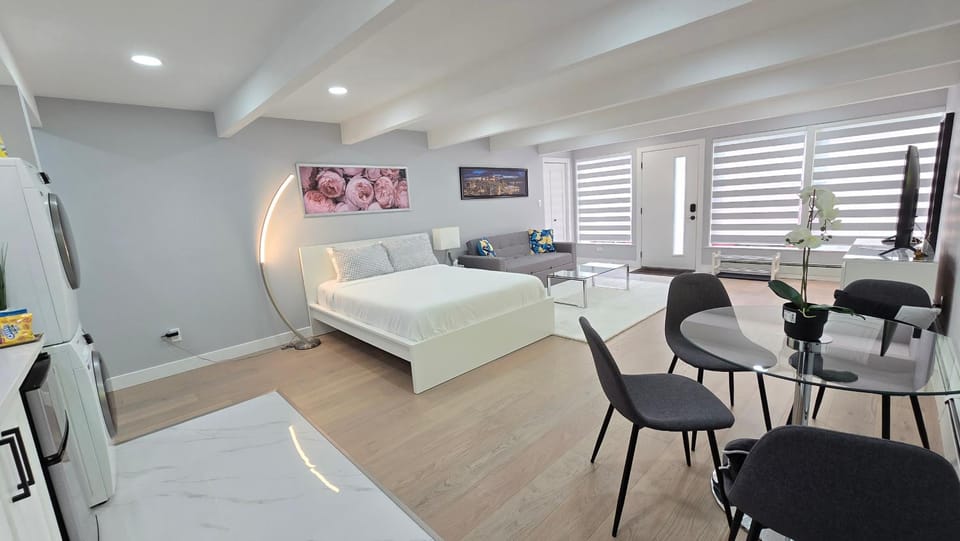Newly Renovated Studio in Beautiful & Prestigious West Vancouver Apartment in West Vancouver