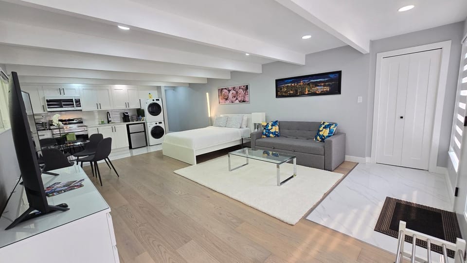 Newly Renovated Studio in Beautiful & Prestigious West Vancouver Apartment in West Vancouver