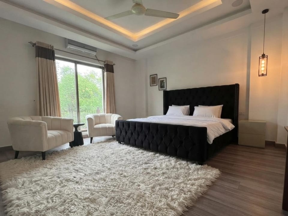 Bed, Living room, Photo of the whole room, Seating area, Bedroom, fireplace