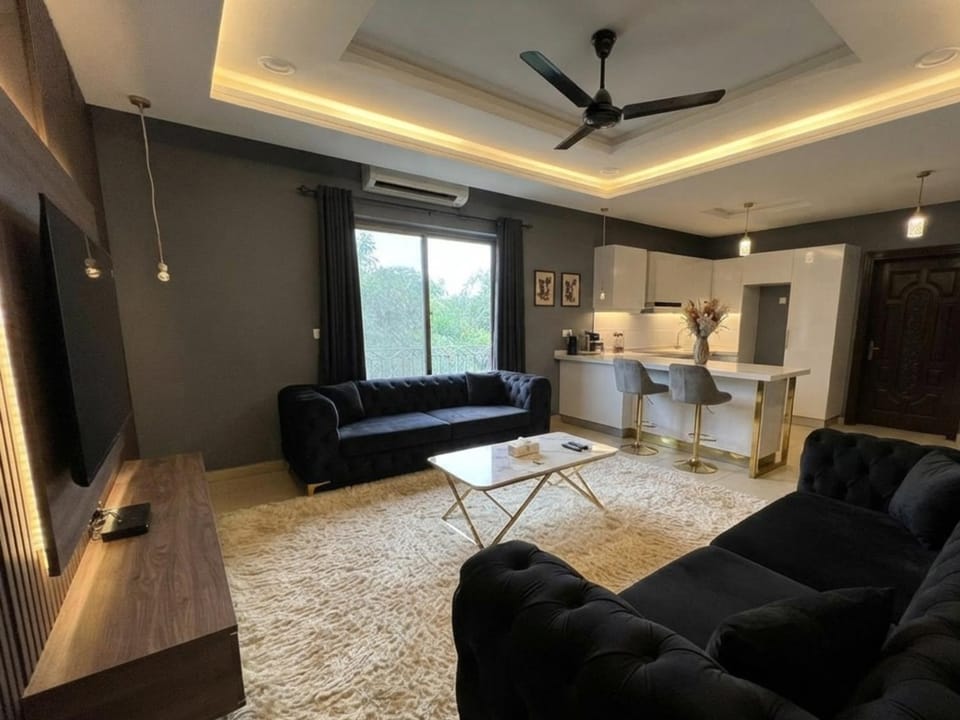 TV and multimedia, Kitchen or kitchenette, Living room, Seating area, Dining area, fireplace