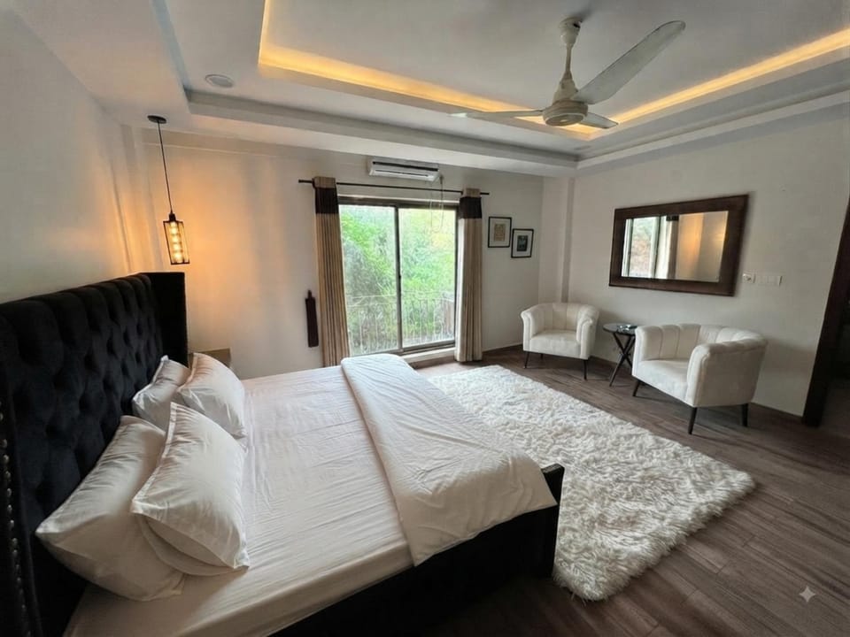 Bed, Living room, Photo of the whole room, Seating area, Bedroom, fireplace