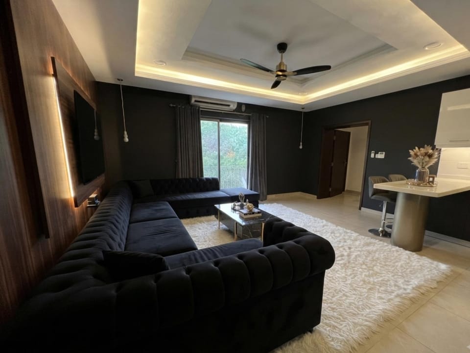 Bed, TV and multimedia, Kitchen or kitchenette, Living room, Photo of the whole room, Seating area, Bedroom, fireplace, hair dresser