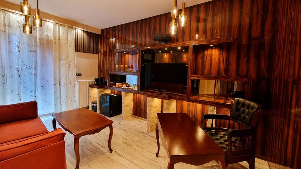 TV and multimedia, Living room, Seating area, minibar
