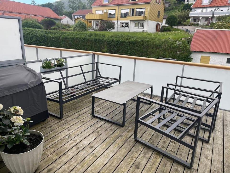 Modern Family Home with Mountain Views, Terrace & Free Parking Apartment in Bergen