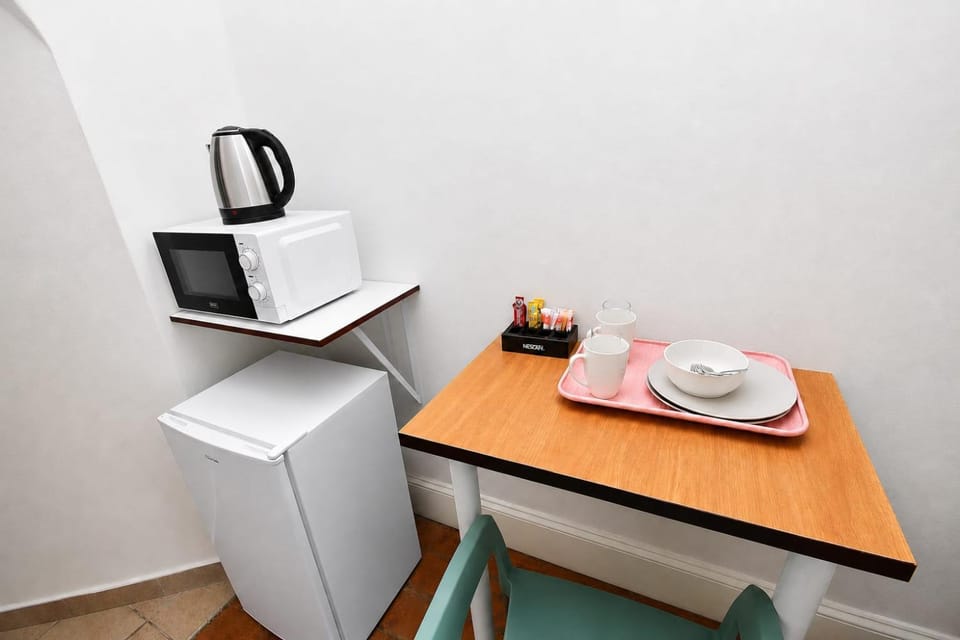 Coffee/tea facilities, oven
