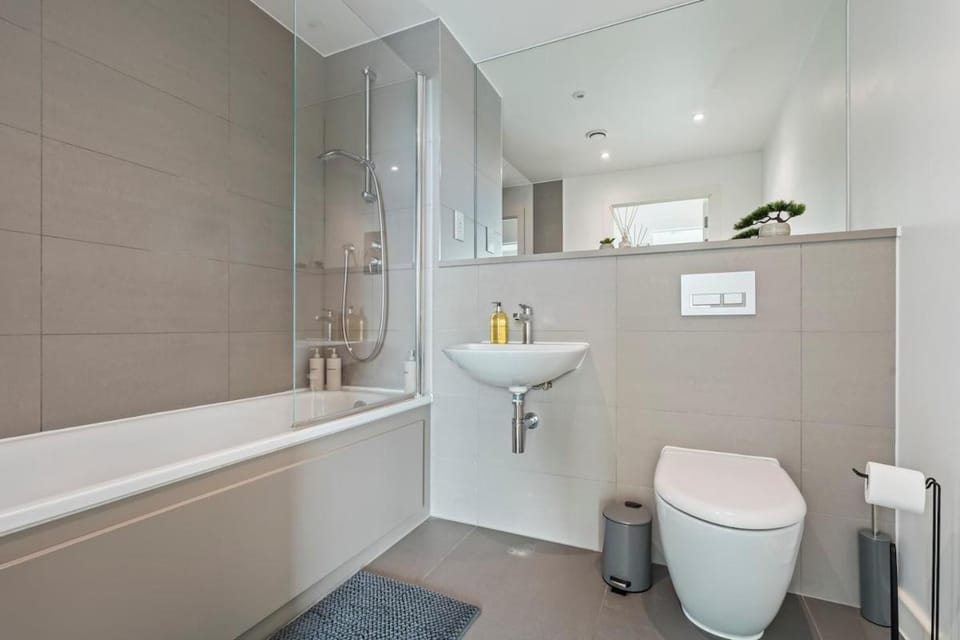 Spacious 2 Bedroom Wembley Flat, 5 Min Walk to Stadium Apartment in Wembley