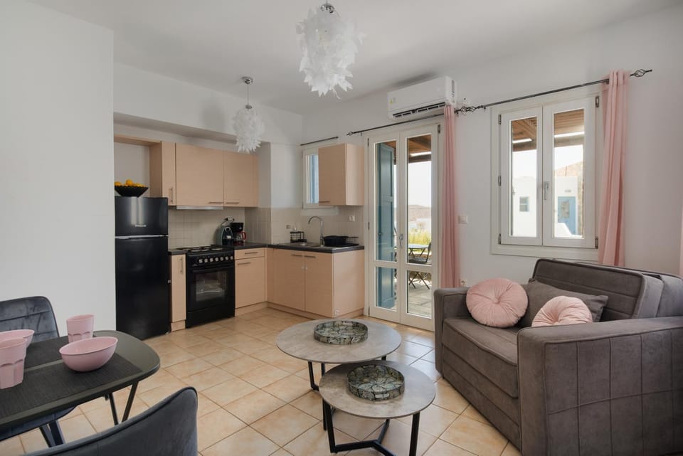 Living room, Seating area, Dining area, oven, kitchen
