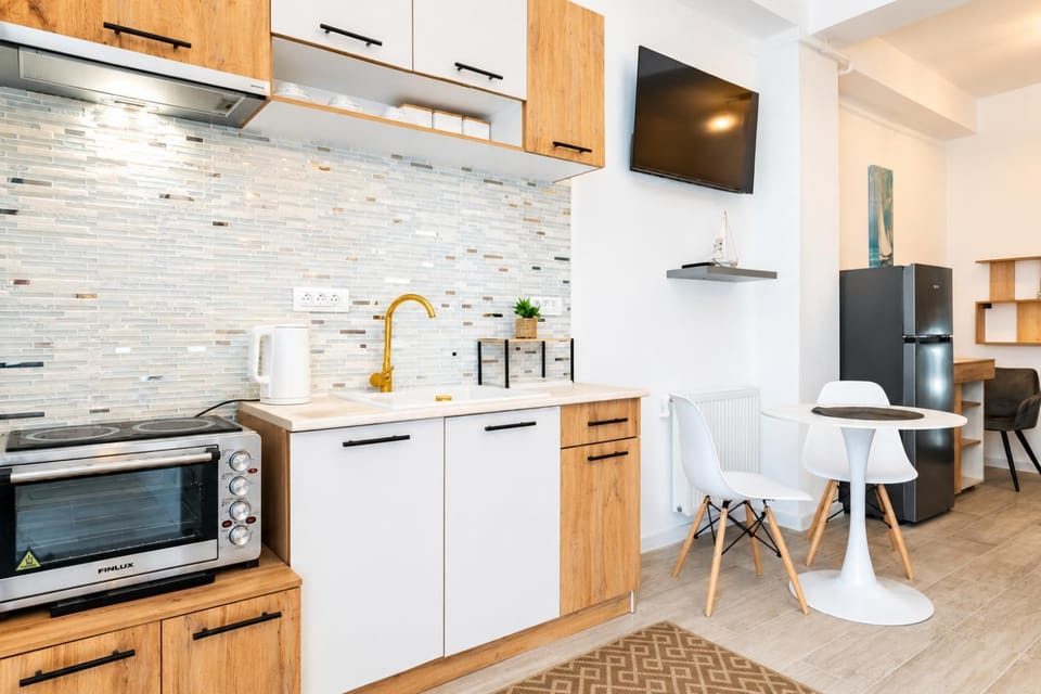 Coffee/tea facilities, Kitchen or kitchenette, Dining area, stove