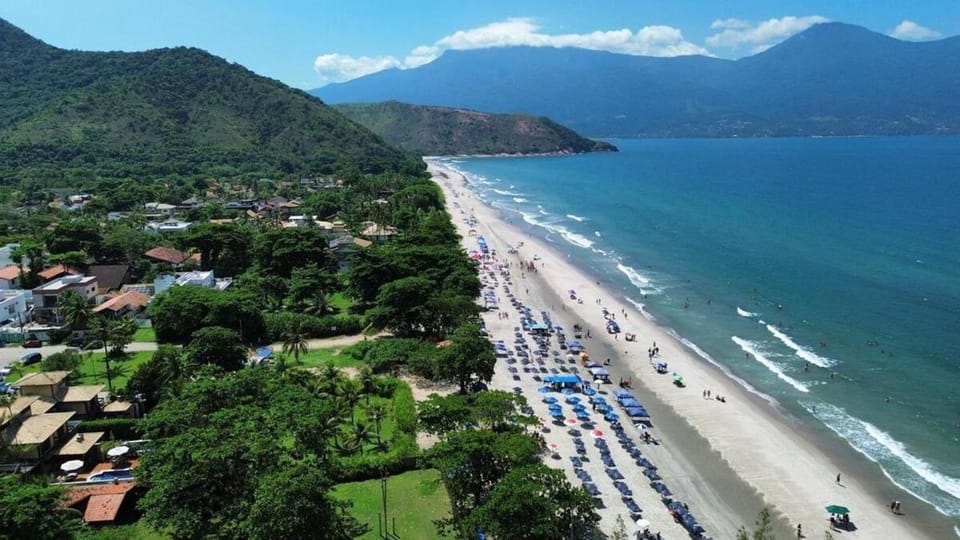 Beach house in Guaecá, gated community with pool House in São Sebastião