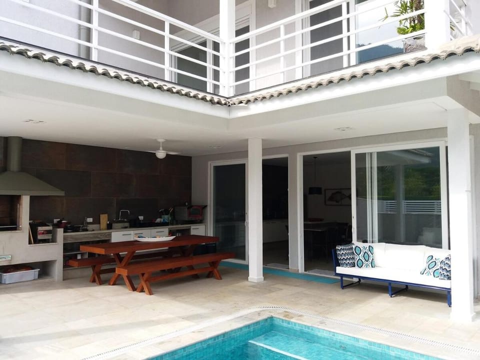 Beach house in Guaecá, gated community with pool House in São Sebastião