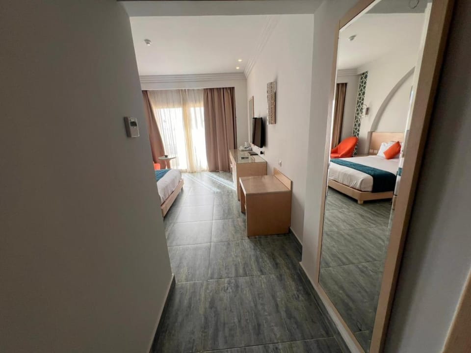 Bed, TV and multimedia, Seating area, Bedroom
