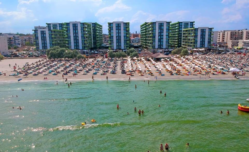 Alezzi Sea Breeze Family Apartment - Beach Pool & Spa Resort Apartment in Constanța County
