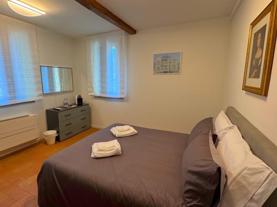 Bed, TV and multimedia, Photo of the whole room, Bedroom, towels