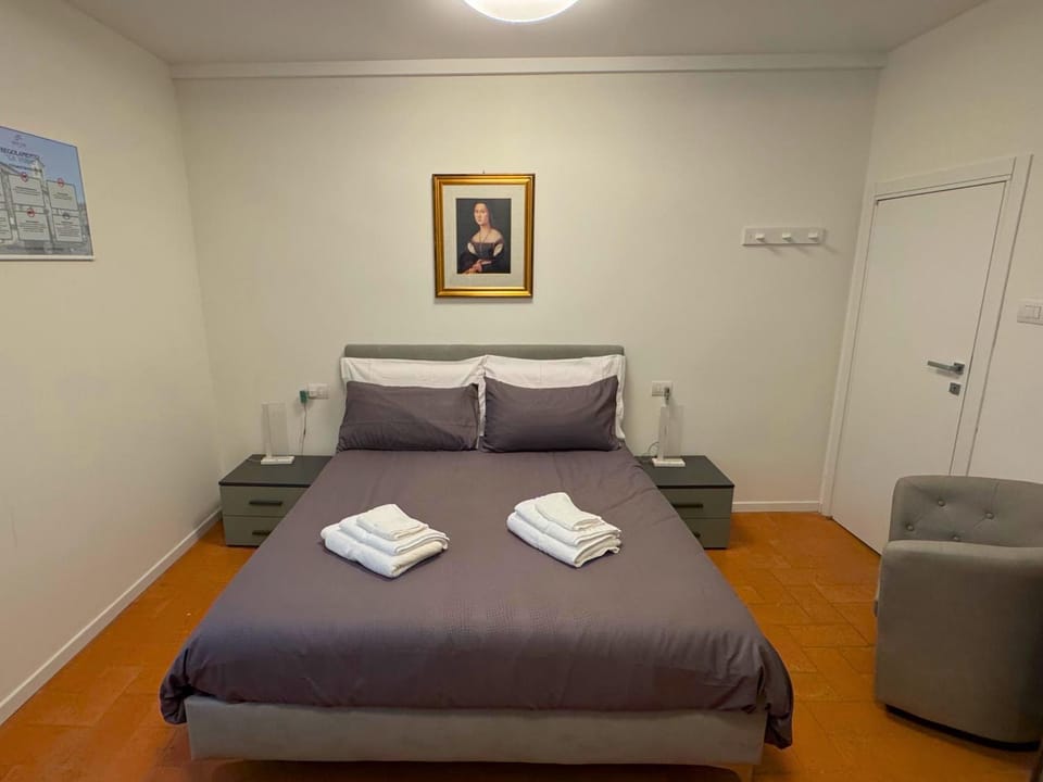 Bed, Photo of the whole room, Bedroom, towels