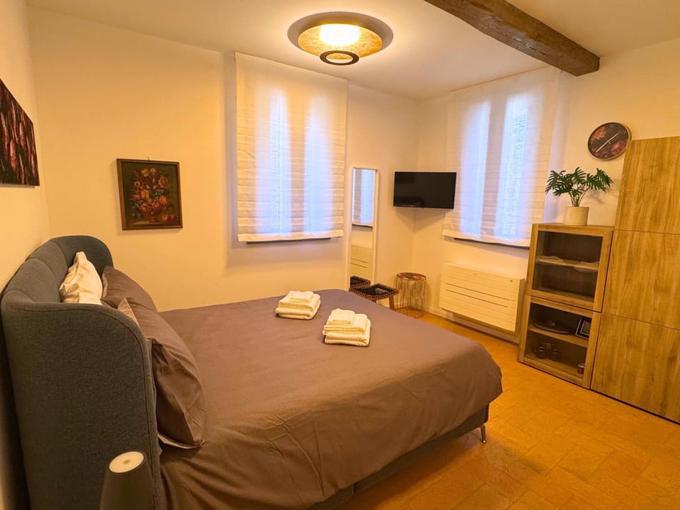 Bed, TV and multimedia, Photo of the whole room, Bedroom, towels, wardrobe