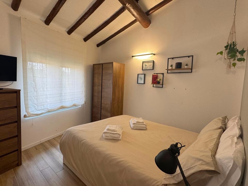 Bed, TV and multimedia, Photo of the whole room, Bedroom, towels, wardrobe