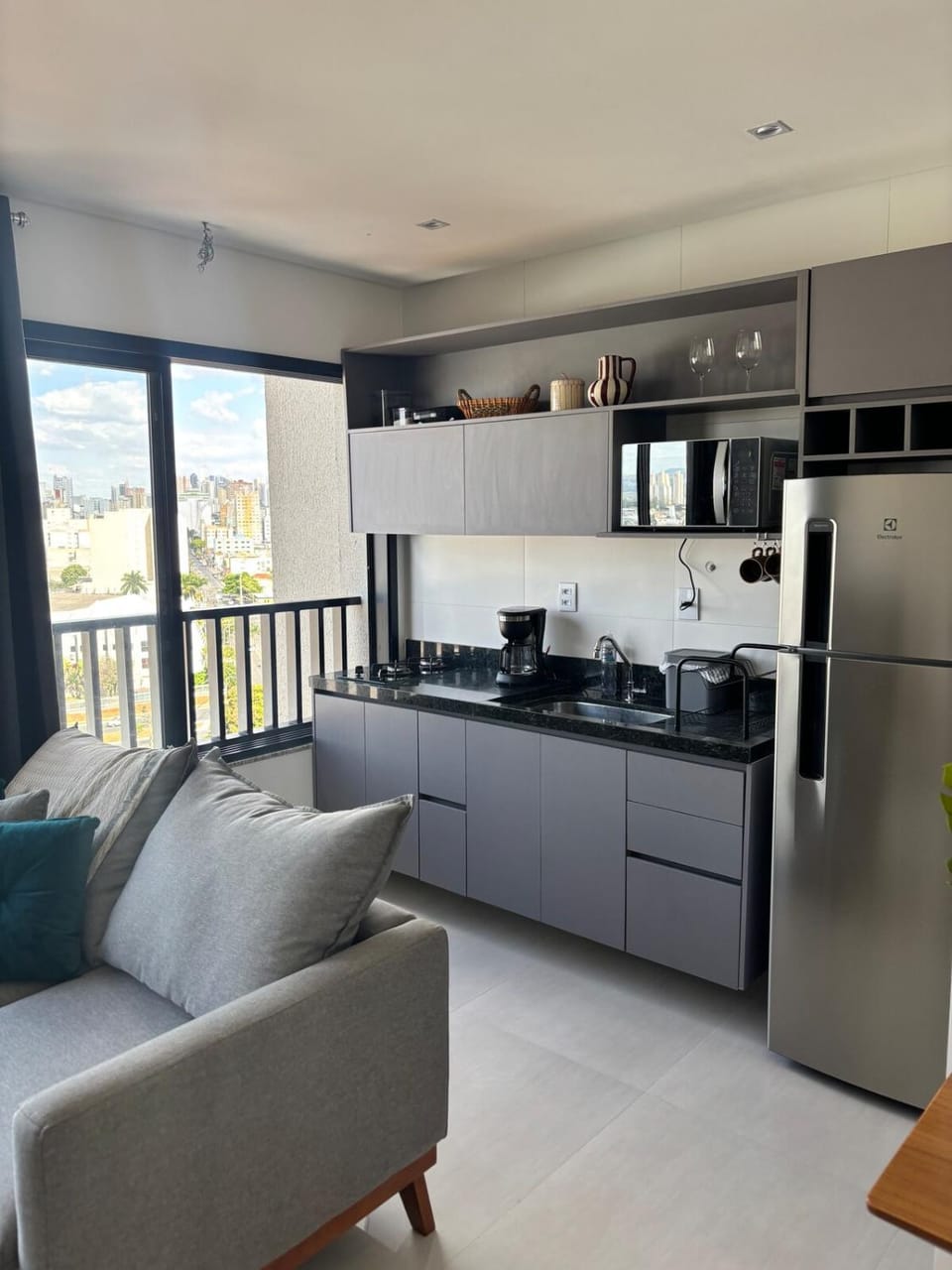 Coffee/tea facilities, Kitchen or kitchenette, Seating area, Dining area, microwave, stove, toaster