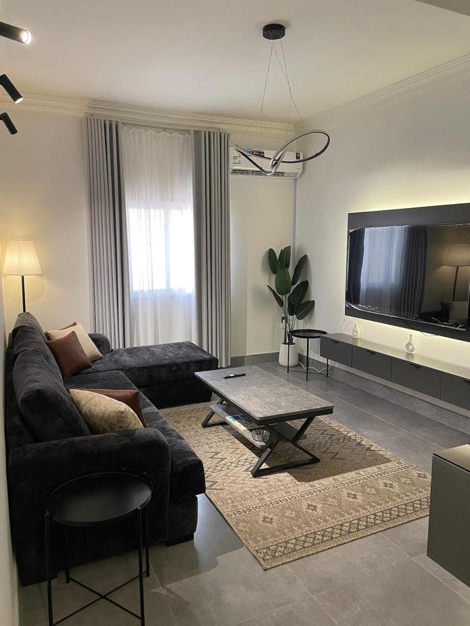 Luxury Lynn Apartment, Smart Entry, Private Bedroom and Living Room Apartment in Saudi Arabia