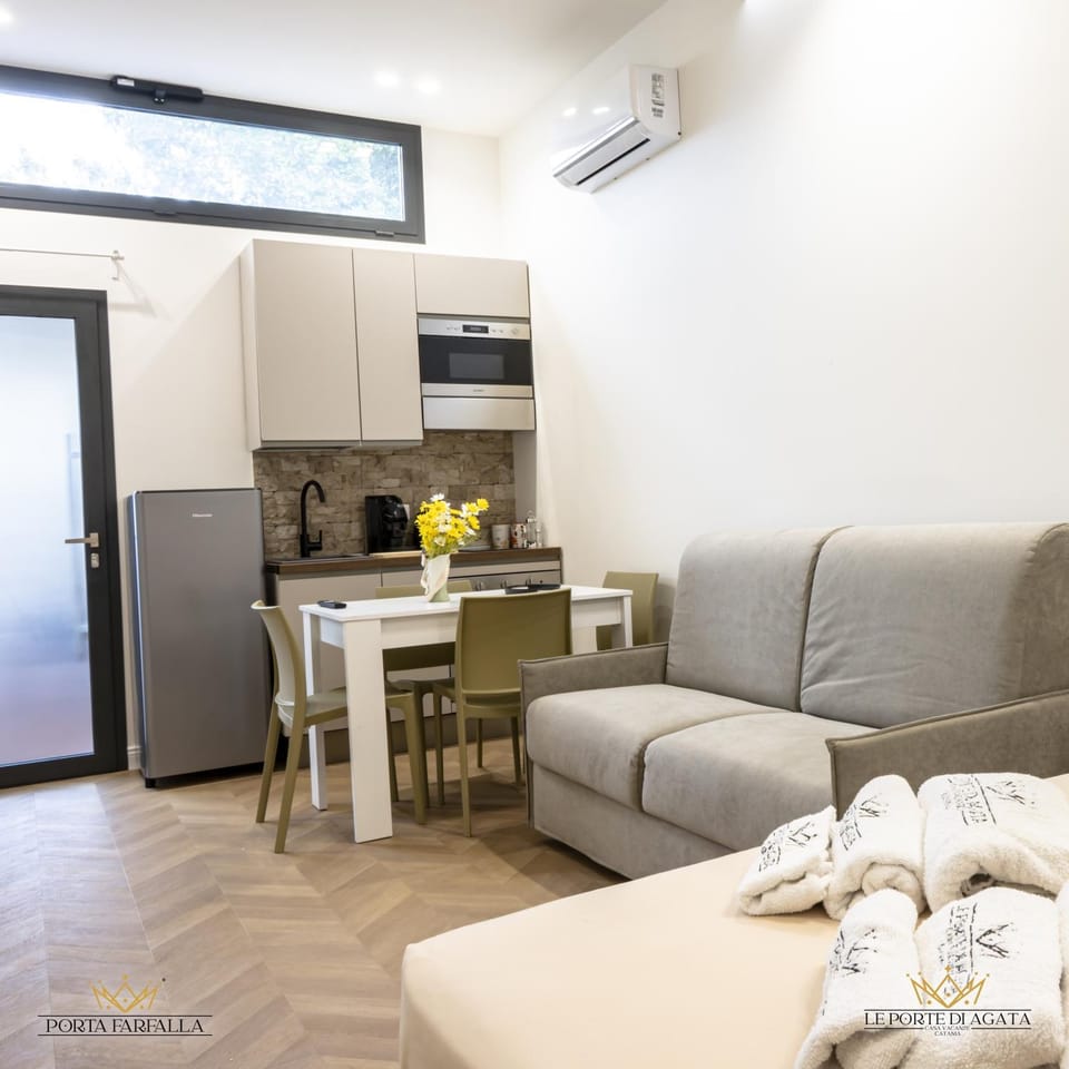 Kitchen or kitchenette, Living room, Seating area, Dining area, oven, pet friendly, air conditioner