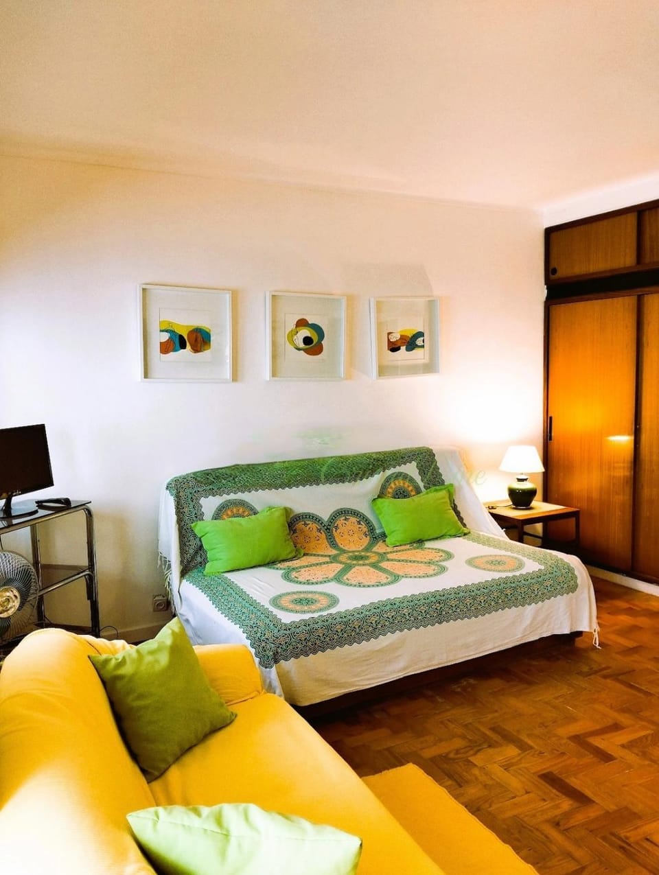 Bed, TV and multimedia, wardrobe