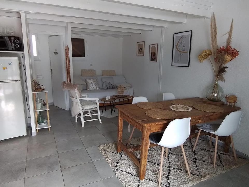 Seating area, Dining area