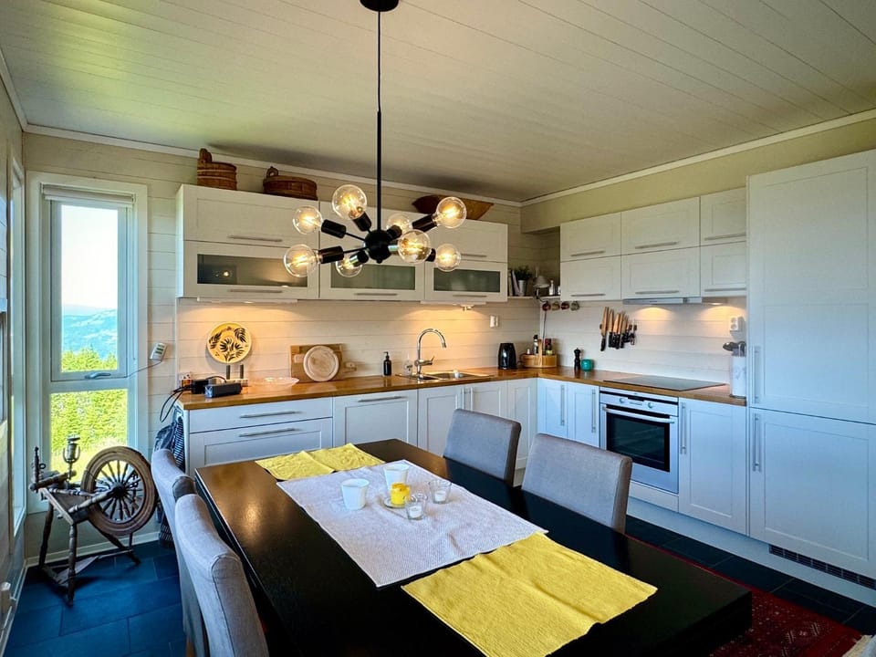 Coffee/tea facilities, Dining area, dishwasher, heating, heating, oven, stove, toaster, kitchen