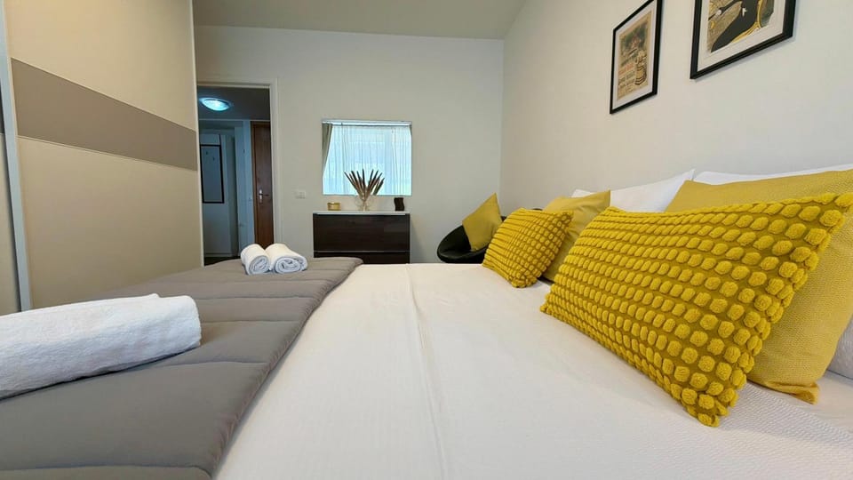 Bed, Living room, Photo of the whole room, Bedroom