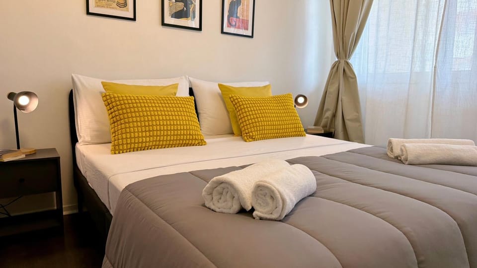Bed, Photo of the whole room, Bedroom, towels