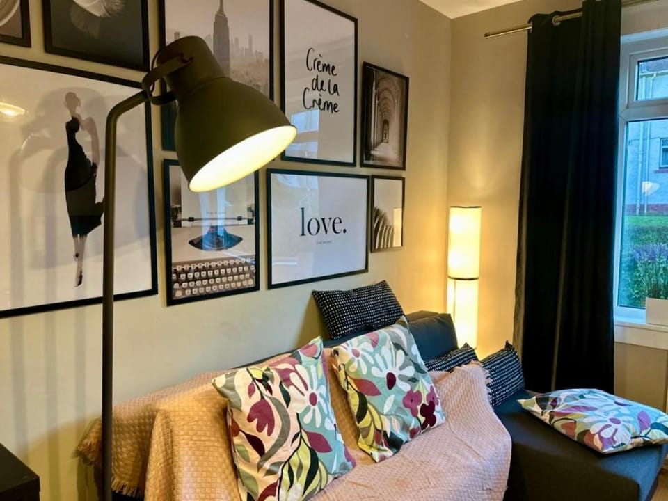 House with a back yard, ground floor on Holly Street, up to 8guests Apartment in Scotland