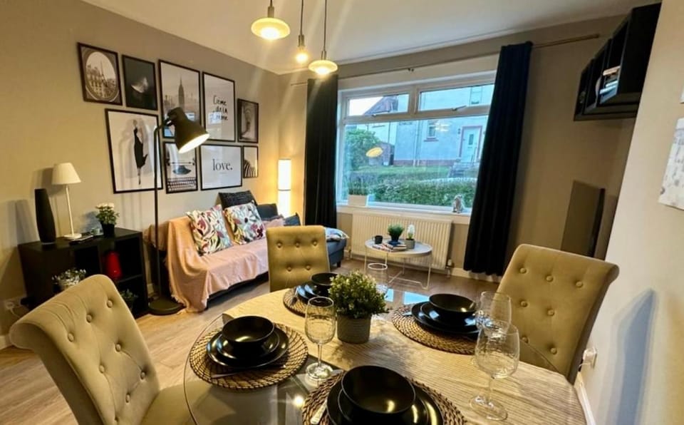 House with a back yard, ground floor on Holly Street, up to 8guests Apartment in Scotland