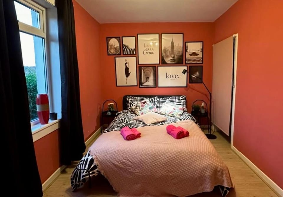 House with a back yard, ground floor on Holly Street, up to 8guests Apartment in Scotland