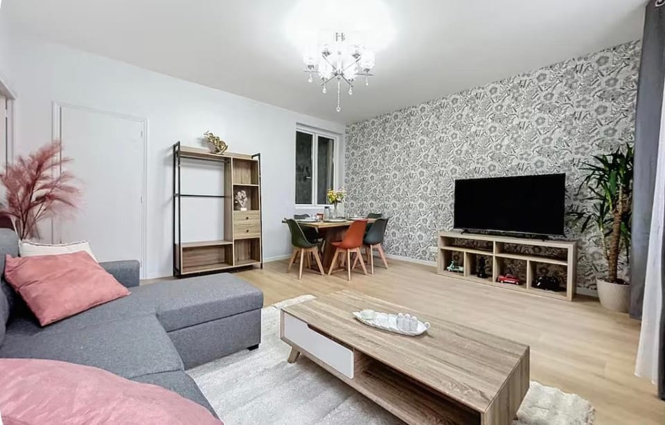 Communal lounge/ TV room, TV and multimedia, Living room, Seating area, Dining area