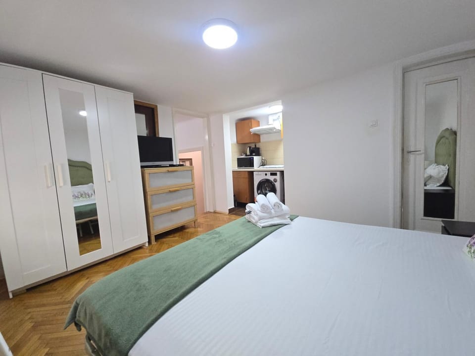 Bed, TV and multimedia, Bedroom, wardrobe
