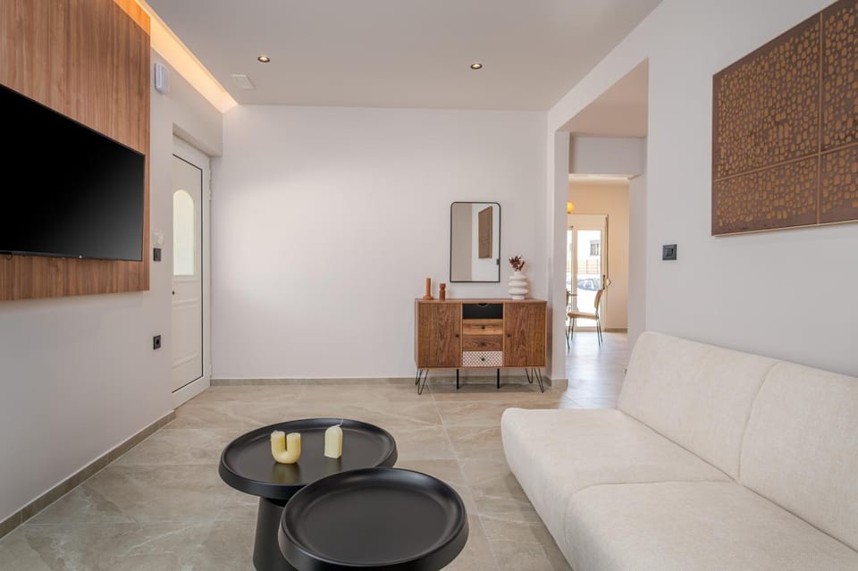 TV and multimedia, Kitchen or kitchenette, Living room, Seating area, Dining area