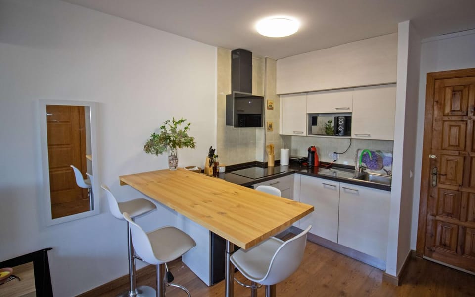 Kitchen or kitchenette, Living room, Seating area, Dining area, stove