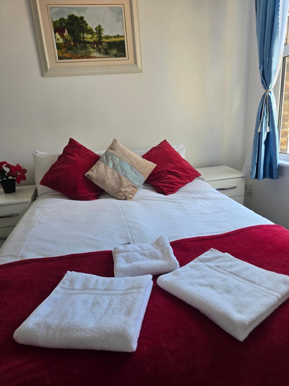 Bed, Photo of the whole room, Bedroom, towels