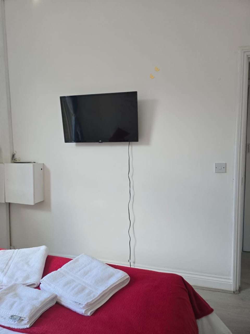 Bed, TV and multimedia, Photo of the whole room, Bedroom, towels